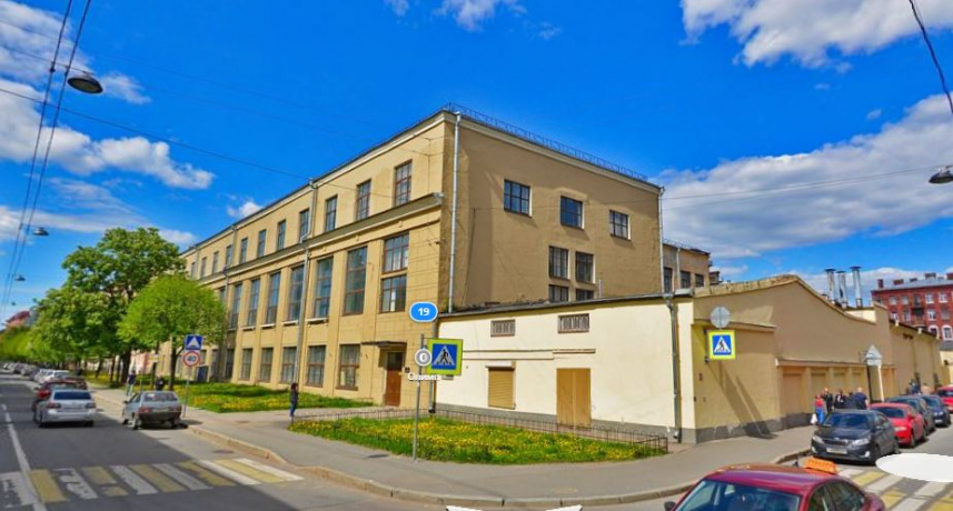 На улице Красного Курсанта 19